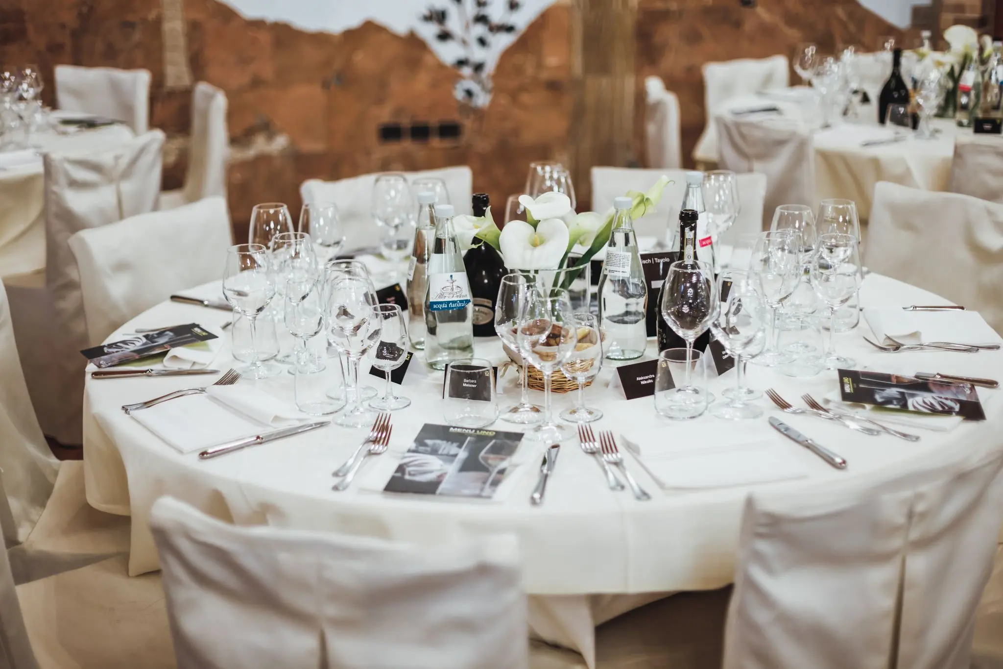 Festlich gedeckte runde Tische bei einem Raiffeisen Leasing Event
